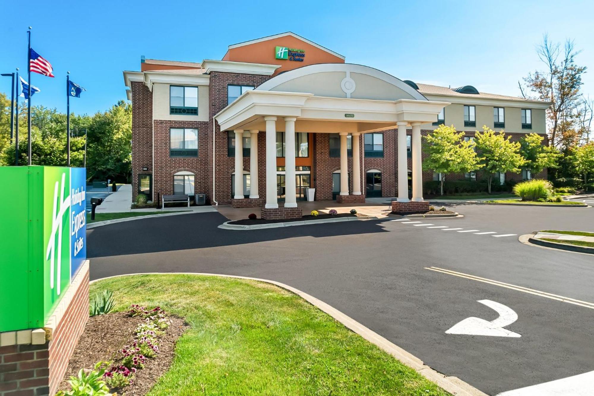 Holiday Inn Express & Suites Detroit - Novi By Ihg Exterior photo